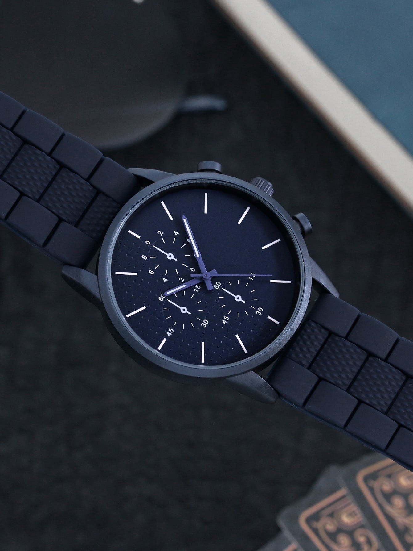 Shein - Men Round Pointer Quartz Watch