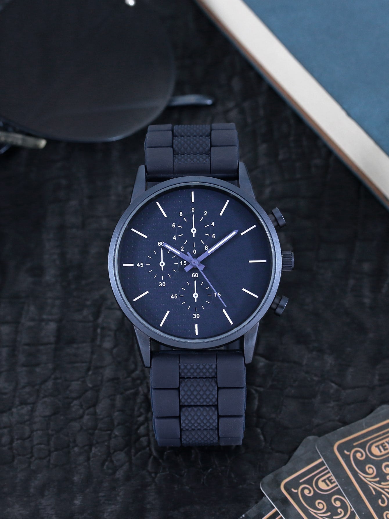 Shein - Men Round Pointer Quartz Watch