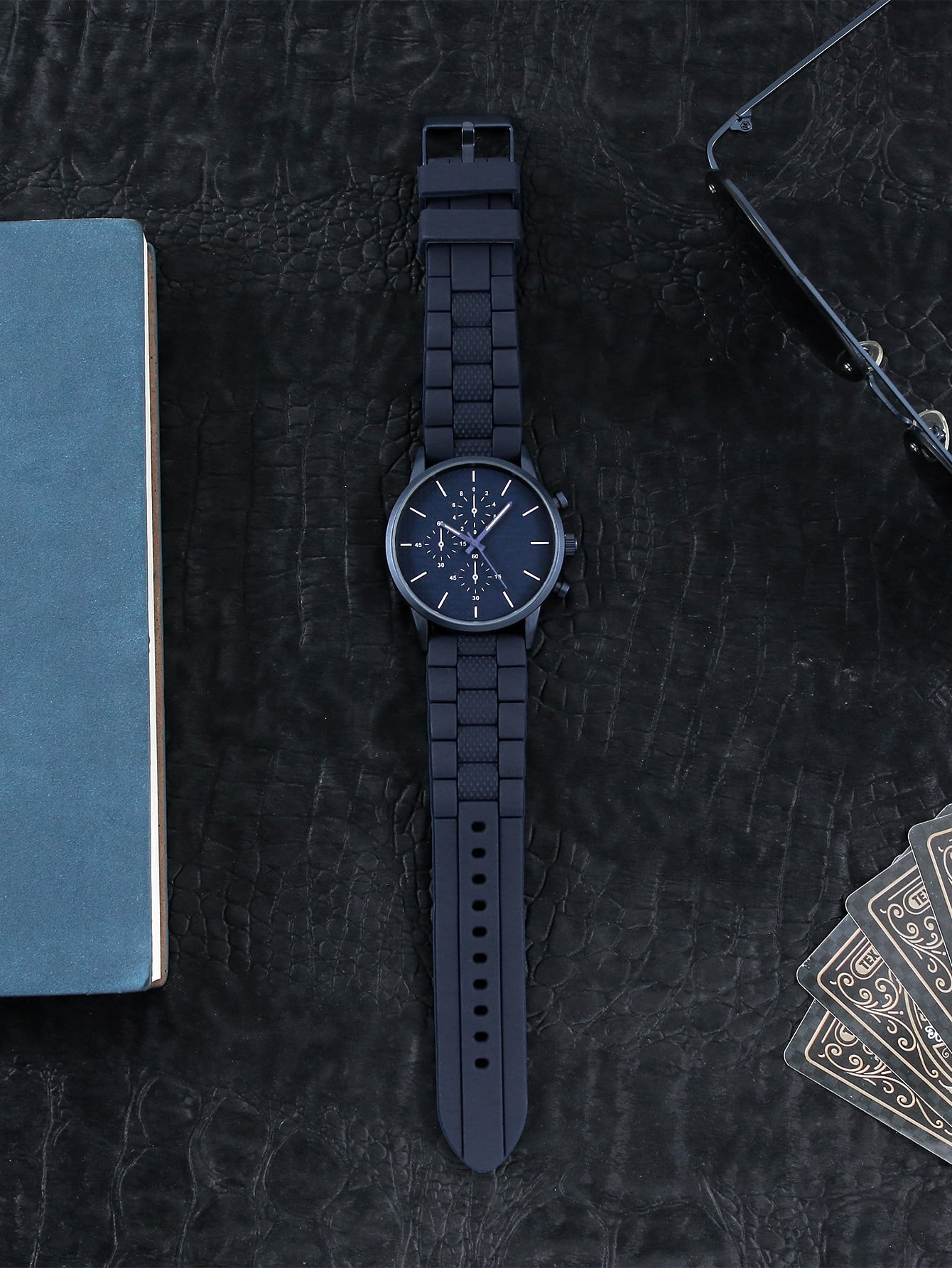 Shein - Men Round Pointer Quartz Watch