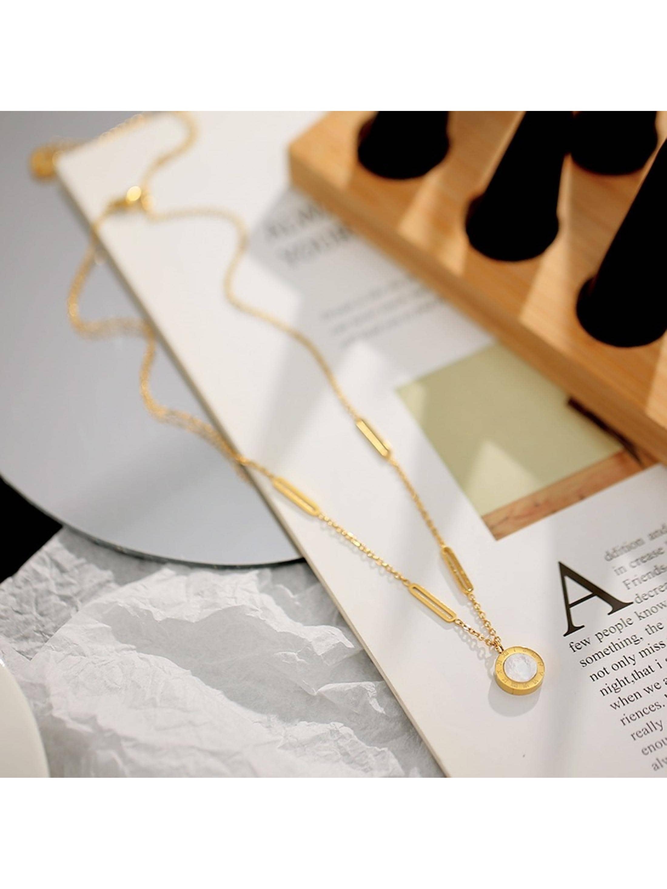 Shein - 1pc Fashionable Stainless Steel Roman Numerals Detail Round Charm Necklace For Women For Daily Decoration