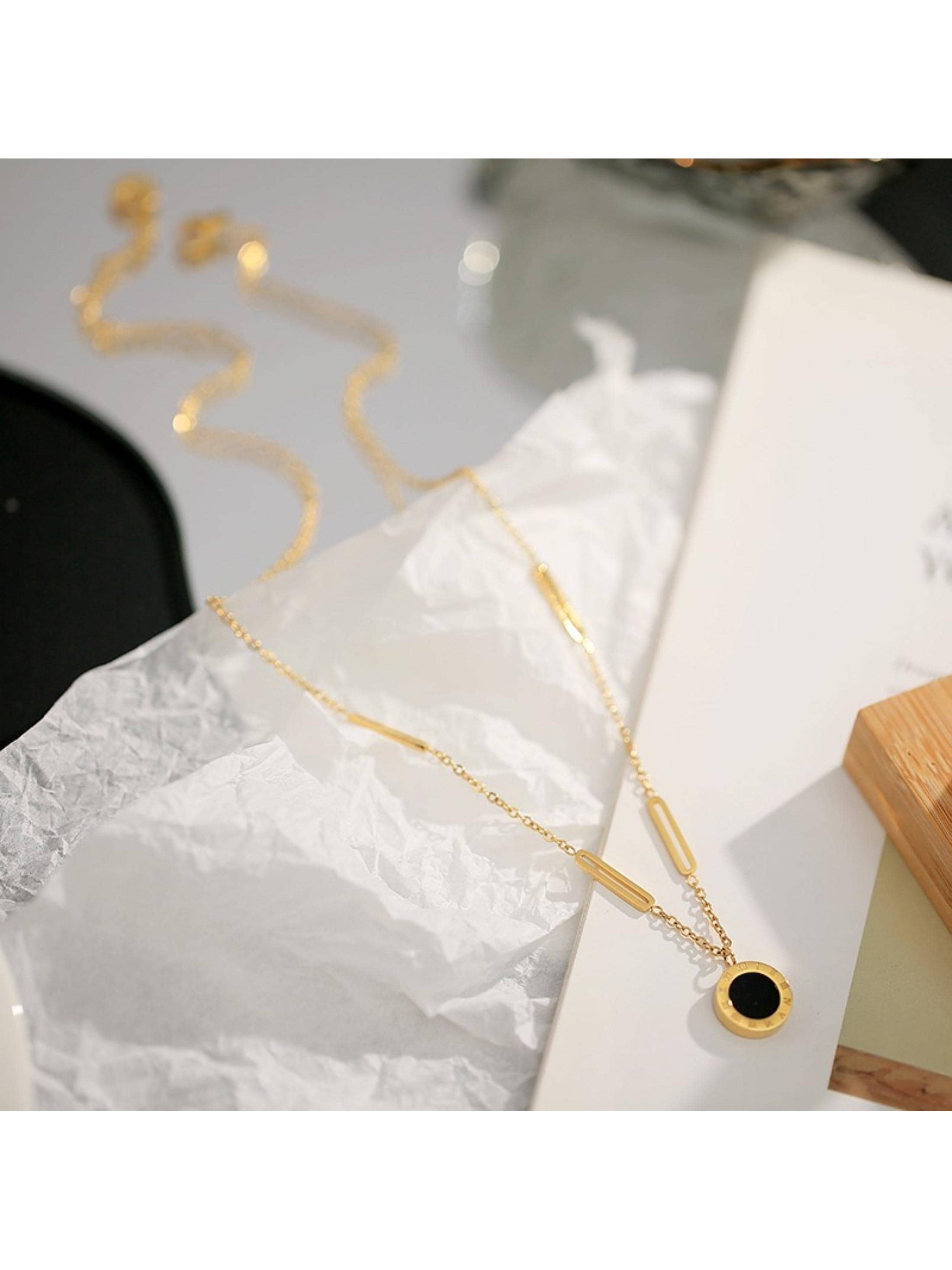 Shein - 1pc Fashionable Stainless Steel Roman Numerals Detail Round Charm Necklace For Women For Daily Decoration