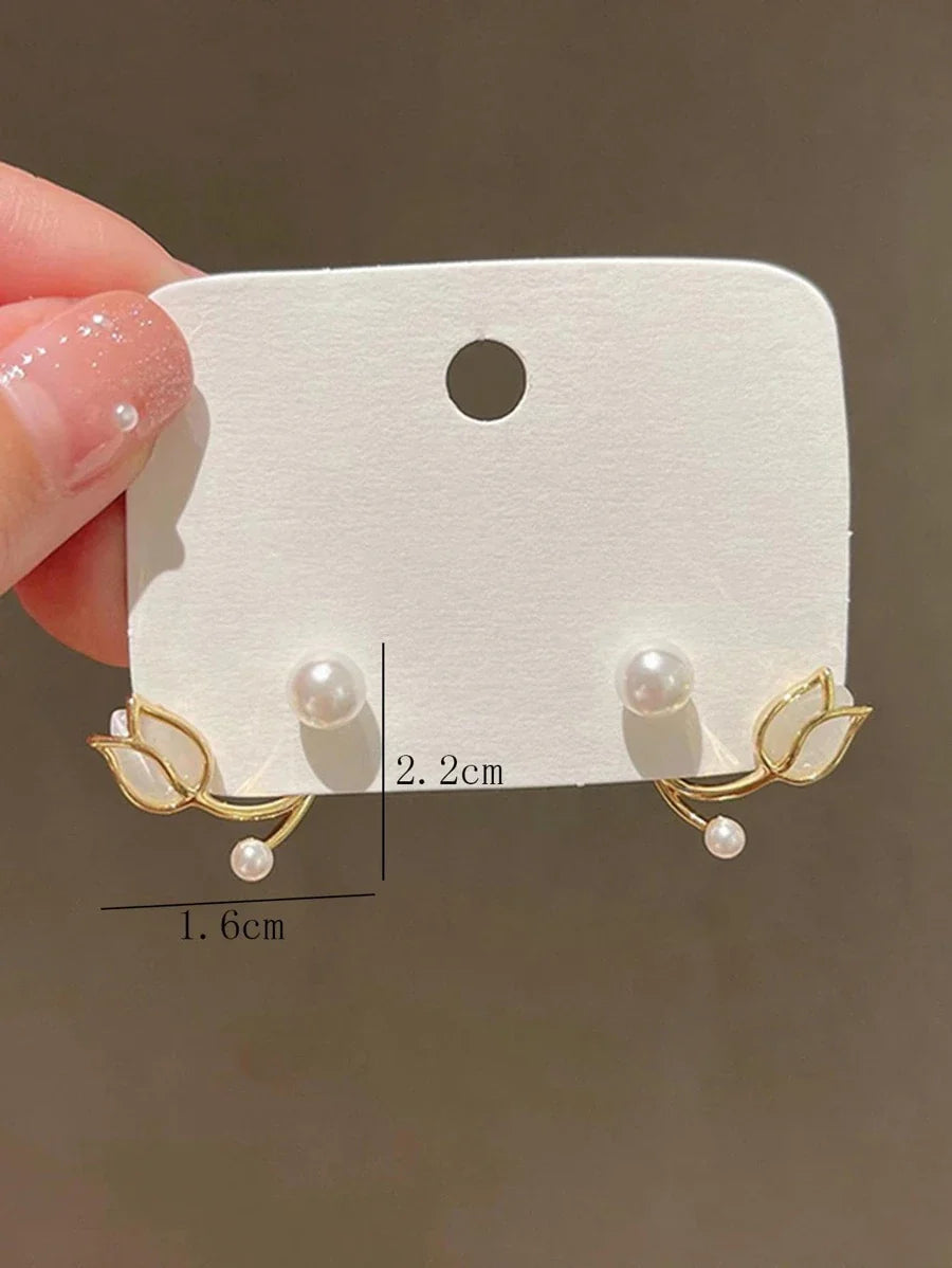 Shein Ear clip decorated with faux pearls