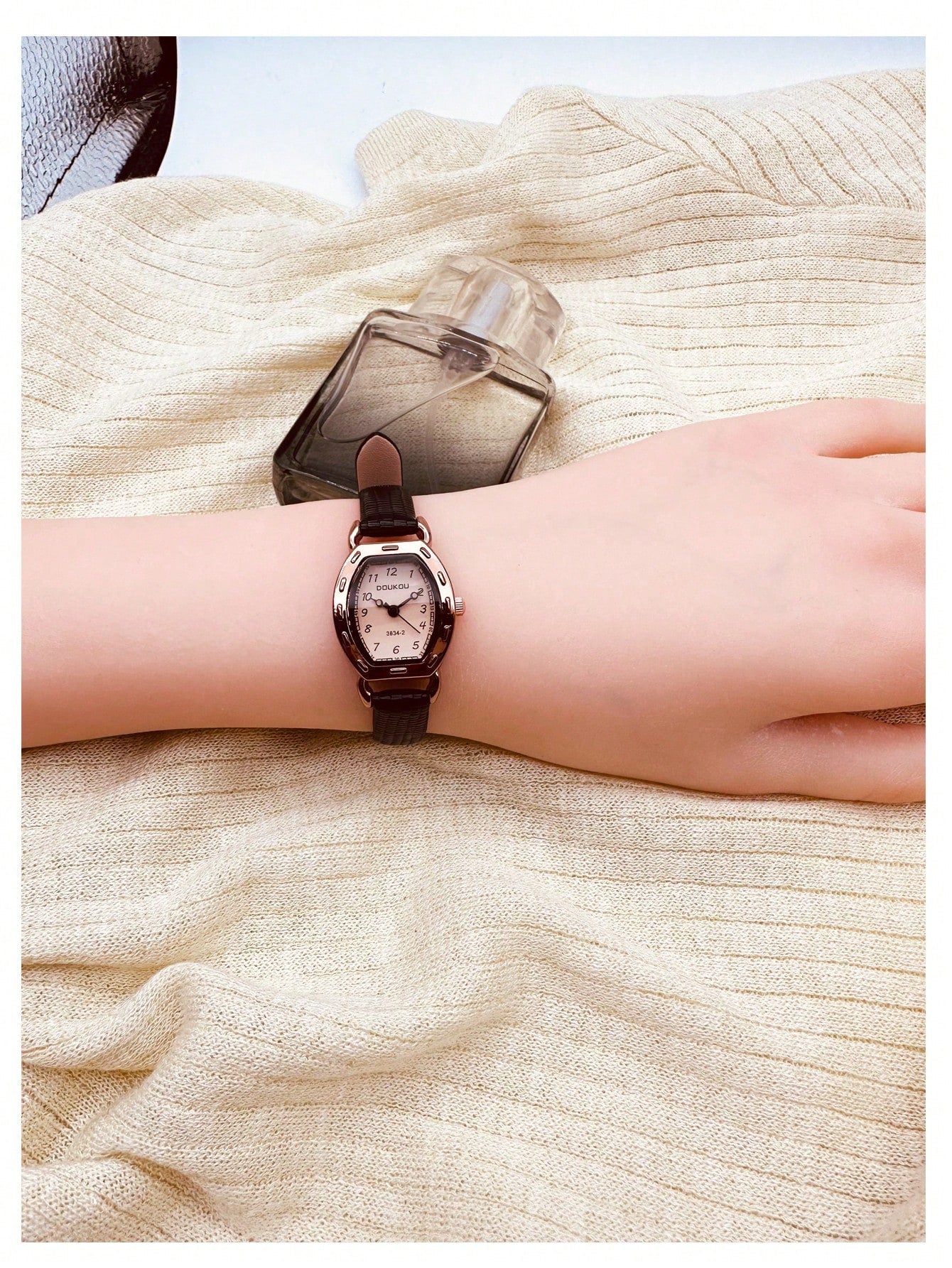 Shein - Fashionable & Personalized Brown Mirror Dial Student Wristwatch, Ladies' Round Small Dial Pu Leather Strap Watch