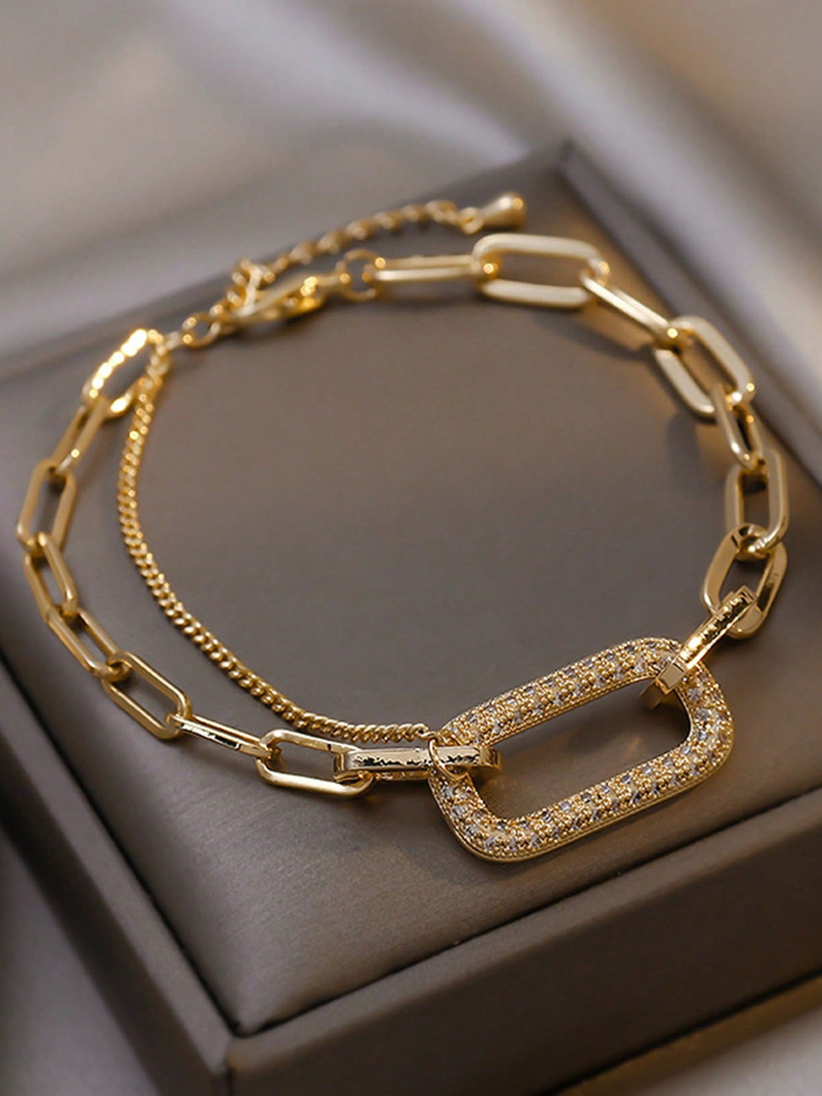 Shein - 1pc Simple But Elegant Geometric Shape Rhinestone Inlaid Chain Bracelet, Unique And Fashionable Design