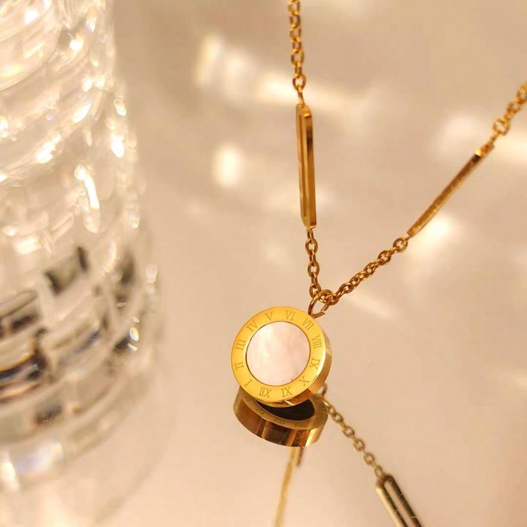 Shein - 1pc Fashionable Stainless Steel Roman Numerals Detail Round Charm Necklace For Women For Daily Decoration