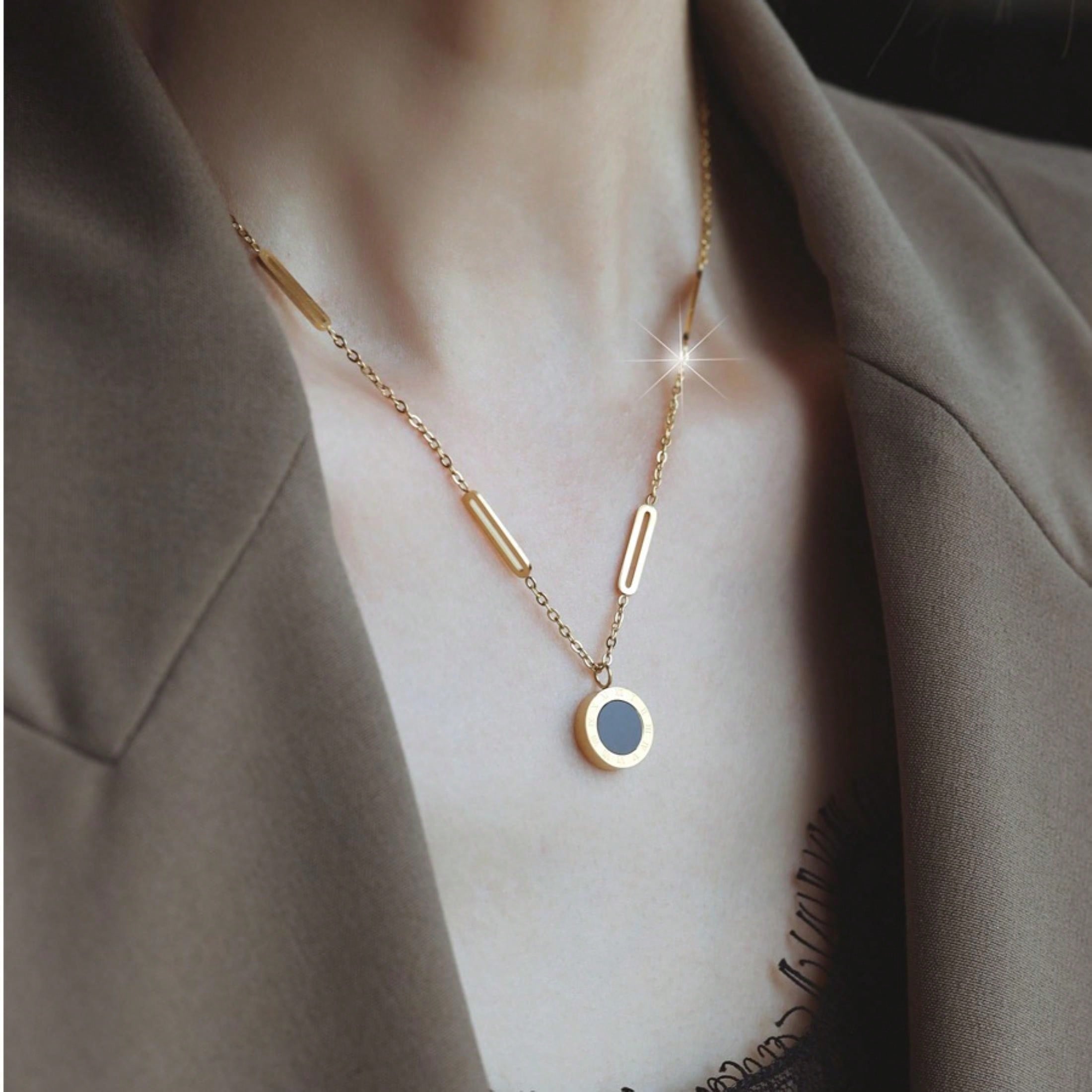 Shein - 1pc Fashionable Stainless Steel Roman Numerals Detail Round Charm Necklace For Women For Daily Decoration