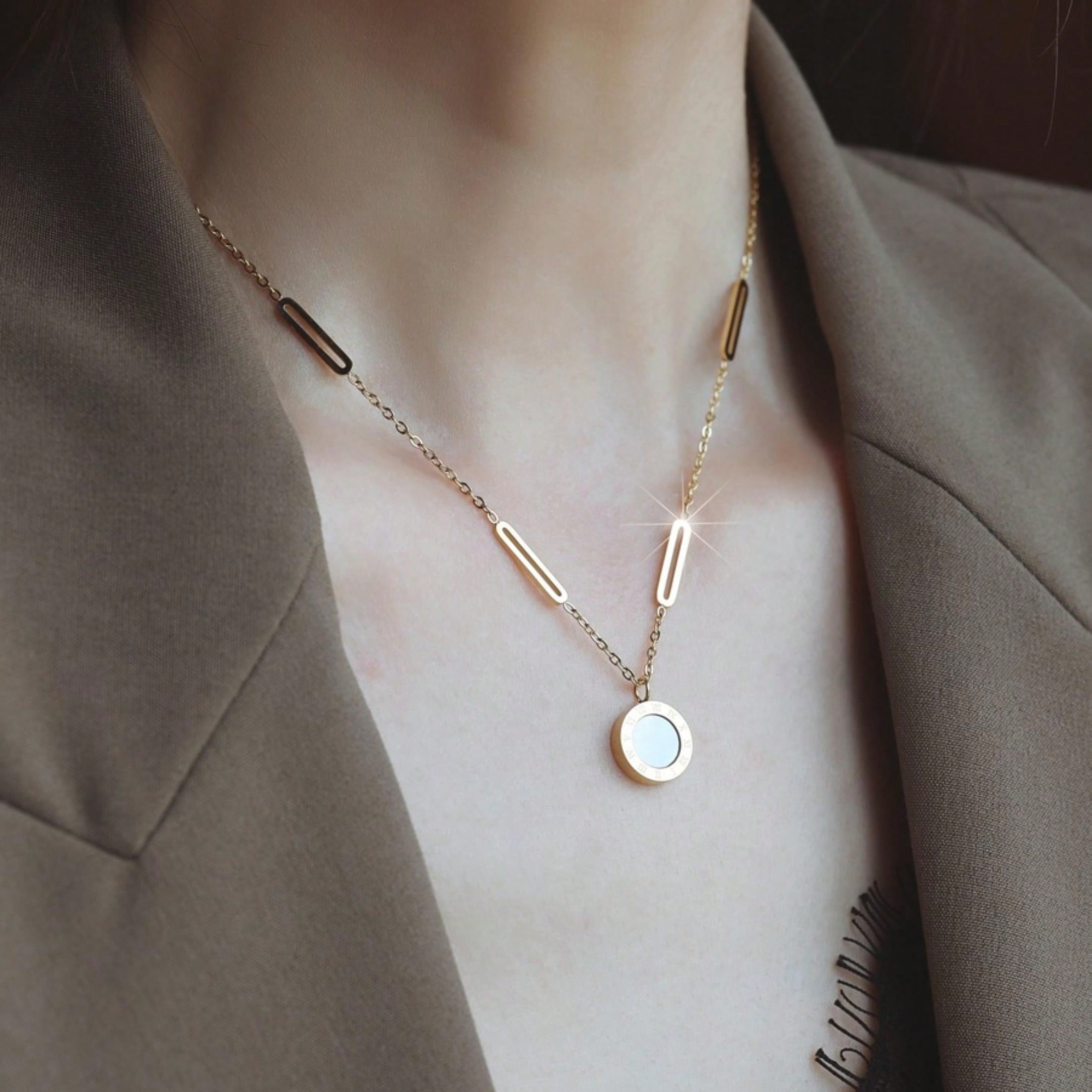 Shein - 1pc Fashionable Stainless Steel Roman Numerals Detail Round Charm Necklace For Women For Daily Decoration