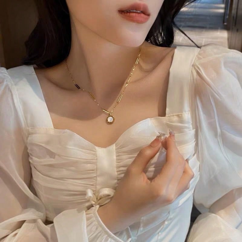 Shein - 1pc Fashionable Stainless Steel Roman Numerals Detail Round Charm Necklace For Women For Daily Decoration