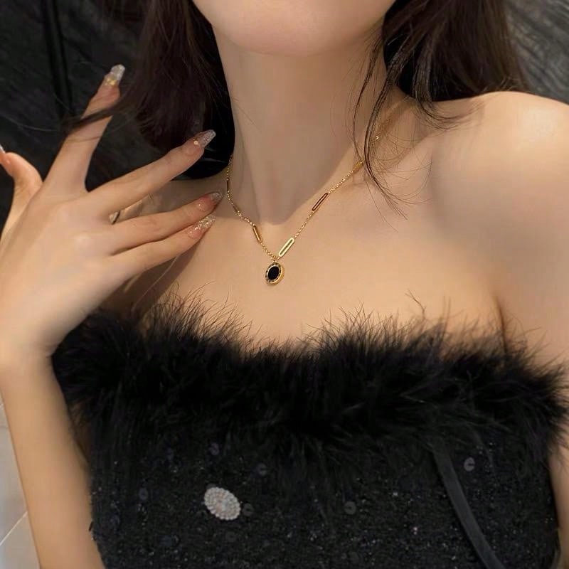 Shein - 1pc Fashionable Stainless Steel Roman Numerals Detail Round Charm Necklace For Women For Daily Decoration