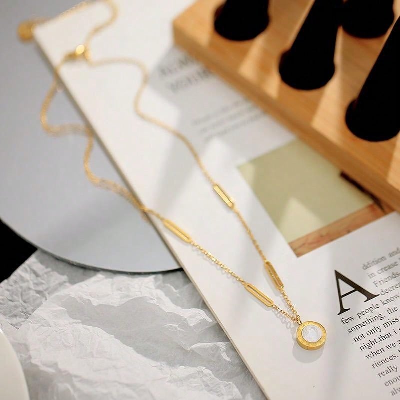 Shein - 1pc Fashionable Stainless Steel Roman Numerals Detail Round Charm Necklace For Women For Daily Decoration