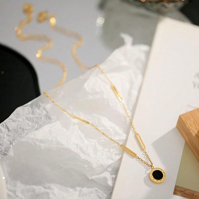 Shein - 1pc Fashionable Stainless Steel Roman Numerals Detail Round Charm Necklace For Women For Daily Decoration