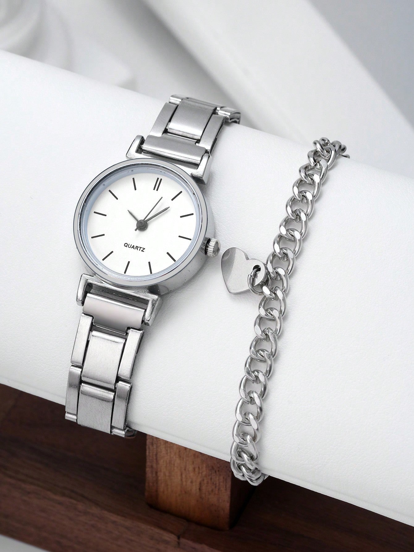 Shein - 2pcs/set Couple's Silver Stainless Steel Quartz Watches With Trendy Design, And 2pcs/set Matching Heart-shaped Silver Bracelets