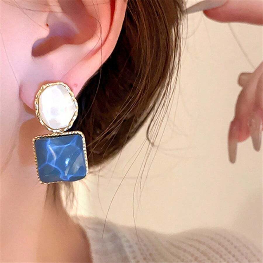 Shein Distinctive earrings of a new design with an overlapping square geometric shape and contrasting moisture