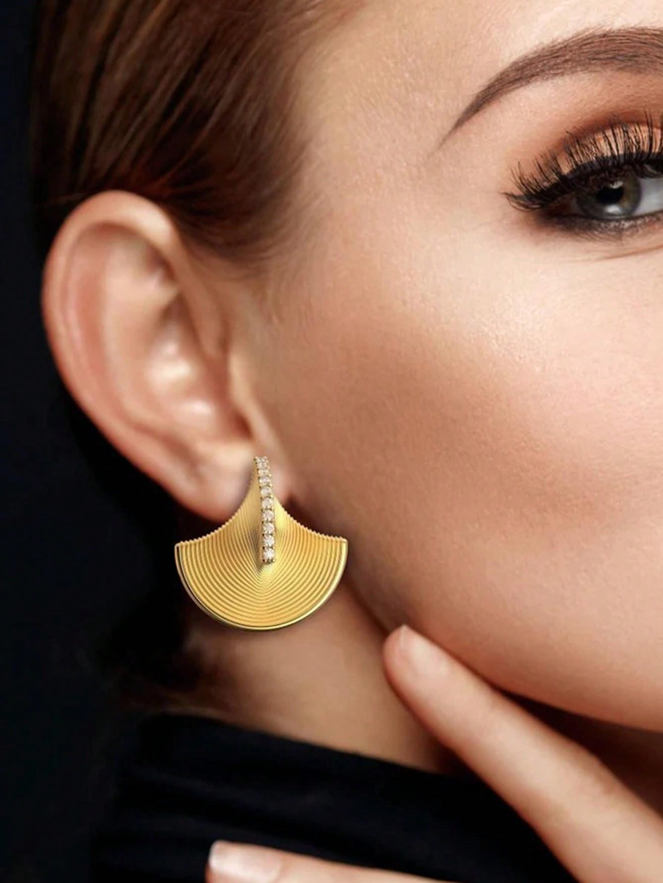 Shein - 1pair Seashell Shaped Earrings For Women, High Fashion Wave & Feather Fan Shaped Earrings That Match Any Outfits, Popular In Europe And America