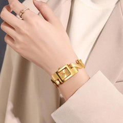 Shein - 1pc Fashion Arabic Numeral Dial Wavy Design Stainless Steel Band Quartz Watch For Women