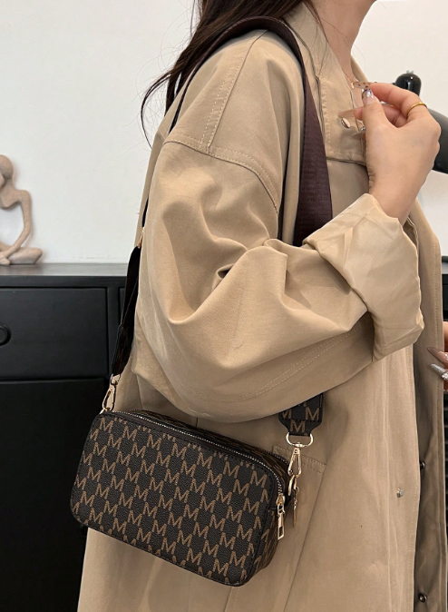 Shein - 1pc Fashion Classic Letter Printed Decorative Mini Square Camera Bag