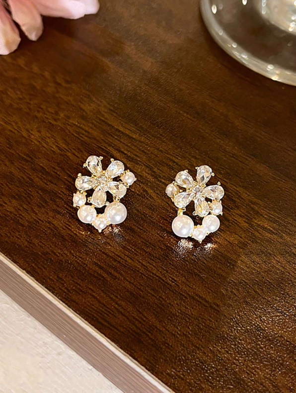 Shein - 1 Pair Of Delicate Small Pearl Studs,Uitable
